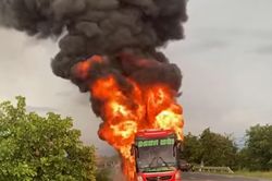 Cháy xe khách trên đường Hồ Chí Minh, hành khách may mắn thoát hiểm