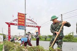 Xã Sóc Sơn: Bộ đội và người dân cùng tham gia chỉnh trang đường làng, ngõ xóm