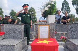 Cựu chiến binh Thủ đ&ocirc; tr&ecirc;n h&agrave;nh tr&igrave;nh 'trả lại t&ecirc;n cho đồng đội'