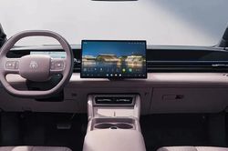 Sedan cao cấp giá 402 triệu đồng kích thước rộng ngang Toyota Camry, sạc siêu tốc, chạy tới 630 km