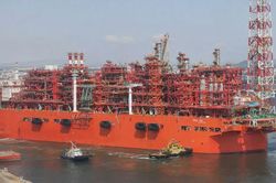 Phát hiện 'nhà máy nổi' dài 376 m rời Trung Quốc địa điểm cách xa 12.000 km - cung cấp hơn 2 triệu tấn 'vàng lỏng' mỗi năm