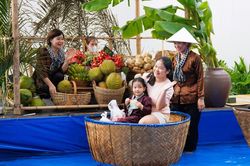Hàng trăm em nhỏ thích thú trải nghiệm miền Tây sông nước ngay giữa lòng Hải Phòng