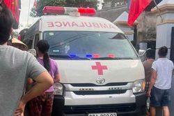 Đứng gần biển quảng cáo dưới mưa, 2 anh em ruột tử vong do điện giật