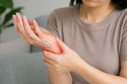 Tê bì tay có nguy hiểm không, khắc phục thế nào?