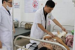 Bóc tách khối u nặng gần 3kg trong bụng người phụ nữ 51 tuổi