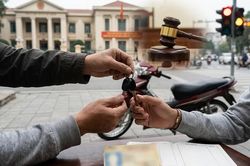 Nhân viên khách sạn bị khởi tố vì giao xe cho khách nước ngoài: Khung hình phạt ra sao?