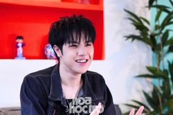 Anh Trai HYO lần đầu lý giải hành động lạ với đôi giày của HURRYKNG