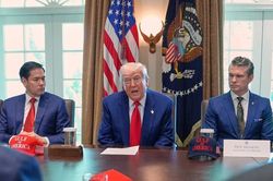 Cuộc họp khẩn khiến Tổng thống Donald Trump c&acirc;n nhắc 'đ&aacute;nh lớn' Iran