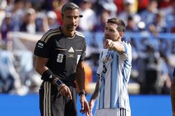 Trọng t&agrave;i giải nghệ sau chung kết World Cup: 'Messi đ&atilde; cư xử đ&uacute;ng mực'