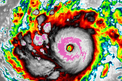 Thấy gì khi siêu bão Dolphin có thể tiến gần ngưỡng mạnh nhất lịch sử?