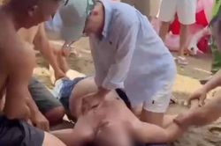 Phạm Tuấn Hùng cấp cứu người đàn ông đuối nước