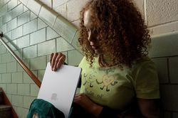 Từ M1 đến M5: Vì sao MacBook khó so sánh bằng thông số truyền thống?