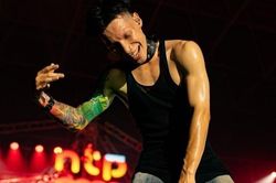Ca sĩ Việt xin lỗi, phải gỡ bỏ 19 bài nhạc