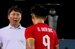 HLV Kim khó chịu với Đình Bắc