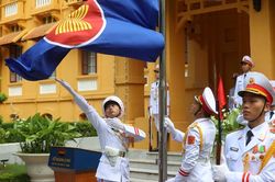 Lễ thượng cờ kỷ niệm 31 năm Việt Nam tham gia ASEAN và 59 năm thành lập ASEAN