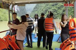 Du khách liều mình cởi áo phao khi tham quan sông Nho Quế mùa mưa lũ