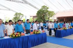 Dâng hương tưởng niệm đồng chí Nguyễn Đức Cảnh và các Anh hùng liệt sĩ