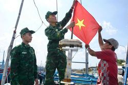Điểm tựa để ngư d&acirc;n vươn khơi, b&aacute;m biển