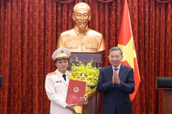 Tổng B&iacute; thư, Chủ tịch nước T&ocirc; L&acirc;m trao quyết định thăng cấp bậc h&agrave;m Thượng tướng đối với Thứ trưởng Bộ C&ocirc;ng an Đặng Hồng Đức