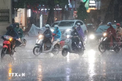 H&agrave; Nội: Mưa lớn đ&uacute;ng giờ cao điểm, nhiều tuyến đường &ugrave;n ứ