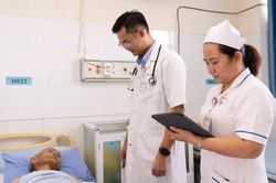 Kịp thời cứu cụ ông bị ong đốt
