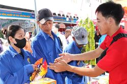 Tăng thu nhập đẩy sức mua cho thị trường