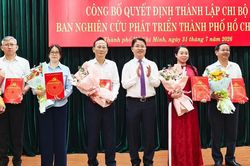 Đồng chí Trần Văn Nam làm Bí thư Chi bộ Ban Nghiên cứu phát triển TPHCM
