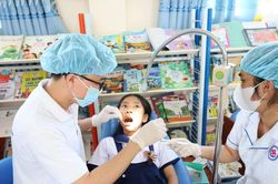 Hơn 200 học sinh ở Cà Mau được khám nha học đường theo mô hình 'Trường - Trạm'