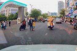 CSGT Gia Lai dẫn đường đưa nạn nhân đứt lìa cánh tay đi cấp cứu