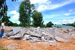 Đổ 315 tấn đ&aacute; thải g&acirc;y &ocirc; nhiễm m&ocirc;i trường, hai đối tượng bị khởi tố