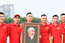 CĐV đội mưa nhuộm đỏ Mỹ Đình, tiếp lửa tuyển Việt Nam trước đại chiến Singapore