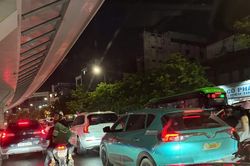 Nhiều tuyến đường ở Hà Nội 'tắc cứng' sau cơn mưa