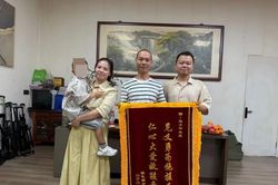 Thoát chết sau đuối nước, gia đình treo băng rôn tìm ân nhân cứu mạng