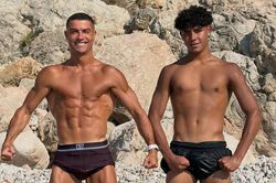 Ronaldo gây sốt khoe cơ bắp cùng con trai 16 tuổi