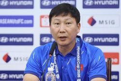 HLV Kim Sang Sik: Tuyển Việt Nam bị cuống nên hòa Singapore