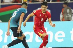 Đ&igrave;nh Bắc l&ecirc;n tiếng sau khi bị HLV Kim Sang Sik thay ra sớm
