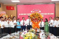 L&atilde;nh đạo tỉnh ch&uacute;c mừng ng&agrave;y truyền thống ng&agrave;nh Tuy&ecirc;n gi&aacute;o của Đảng