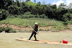 Lạng Sơn: Người dân đối mặt hiểm nguy khi vượt qua sông Bắc Giang bằng bè mảng