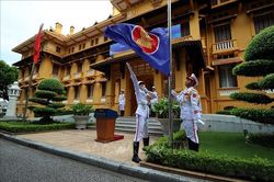 Lễ Thượng cờ ASEAN do Bộ trưởng Ngoại giao Lê Hoài Trung chủ trì