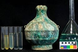 Điều ẩn giấu trong bình rượu 2.300 năm tuổi của người Trung Quốc cổ đại