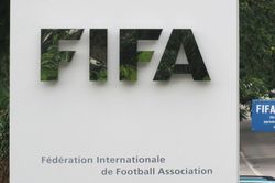 FIFA tuy&ecirc;n bố kh&ocirc;ng từ bỏ kế hoạch b&aacute;n cổ phần giữa l&agrave;n s&oacute;ng phản đối