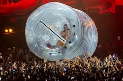 Katy Perry mắc kẹt trong chai nước bơm hơi, cầu cứu khán giả