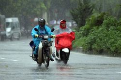 Trong 3 giờ tới, những khu vực nào ở Hà Nội sẽ đón mưa dông kèm lốc, sét, gió giật mạnh?