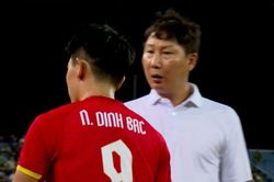 HLV Kim Sang Sik đ&atilde; đ&uacute;ng khi mạnh tay với Đ&igrave;nh Bắc