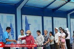 Người đi xe buýt ở TP.HCM hào hứng nhận quà
