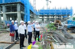 Phó Chủ tịch Thường trực UBND tỉnh Mai Xuân Liêm kiểm tra tiến độ dự án nhà ở xã hội tại phường Hàm Rồng