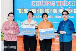 Trao 110 triệu đồng hỗ trợ phụ nữ, học sinh vùng biên Vĩnh Điều
