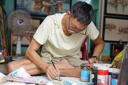 Người vẽ phố Hội lên những món quà nhỏ