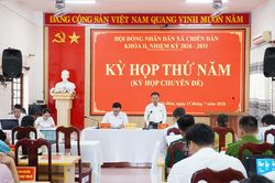 HĐND xã Chiên Đàn giao số lượng người làm việc hưởng lương từ ngân sách cho giáo dục, y tế