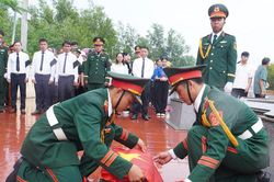 Truy điệu, an táng 4 hài cốt liệt sĩ được tìm thấy tại hang Đá Sập
